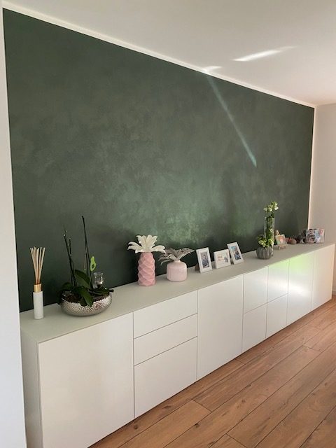 Referenzen Maler Hessler Gifhorn - Zimmer mit Holzboden und grüner Wand